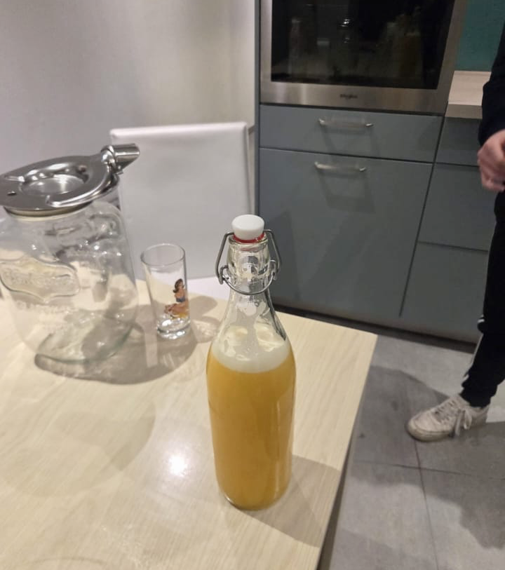 Table de cuisine avec citrons, verres et notes de recette.