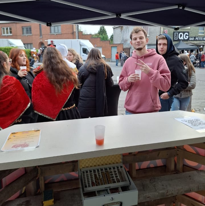Les quatre fondateurs avec les documents de création de l'entreprise.