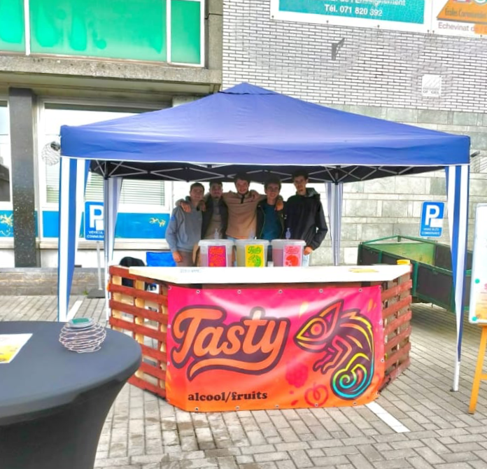 Canettes alignées et dégustation pendant une soirée étudiante.